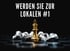 Goldener Schachkönig steht auf Schachbrett, umringt von umgefallenen silbernen Figuren. Text: WERDEN SIE ZUR LOKALEN #1