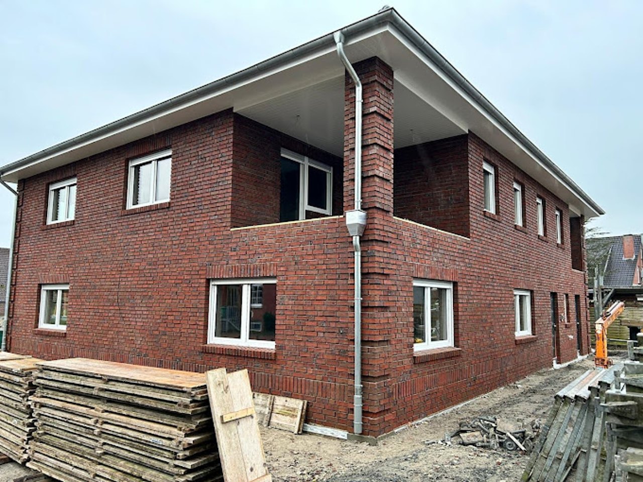 Geschäftshaus mit Einliegerwohnung in Großefehn