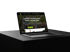 Ein offener Laptop auf schwarzem Sockel zeigt die Webseite von "Komplett Gerüstbau GmbH".