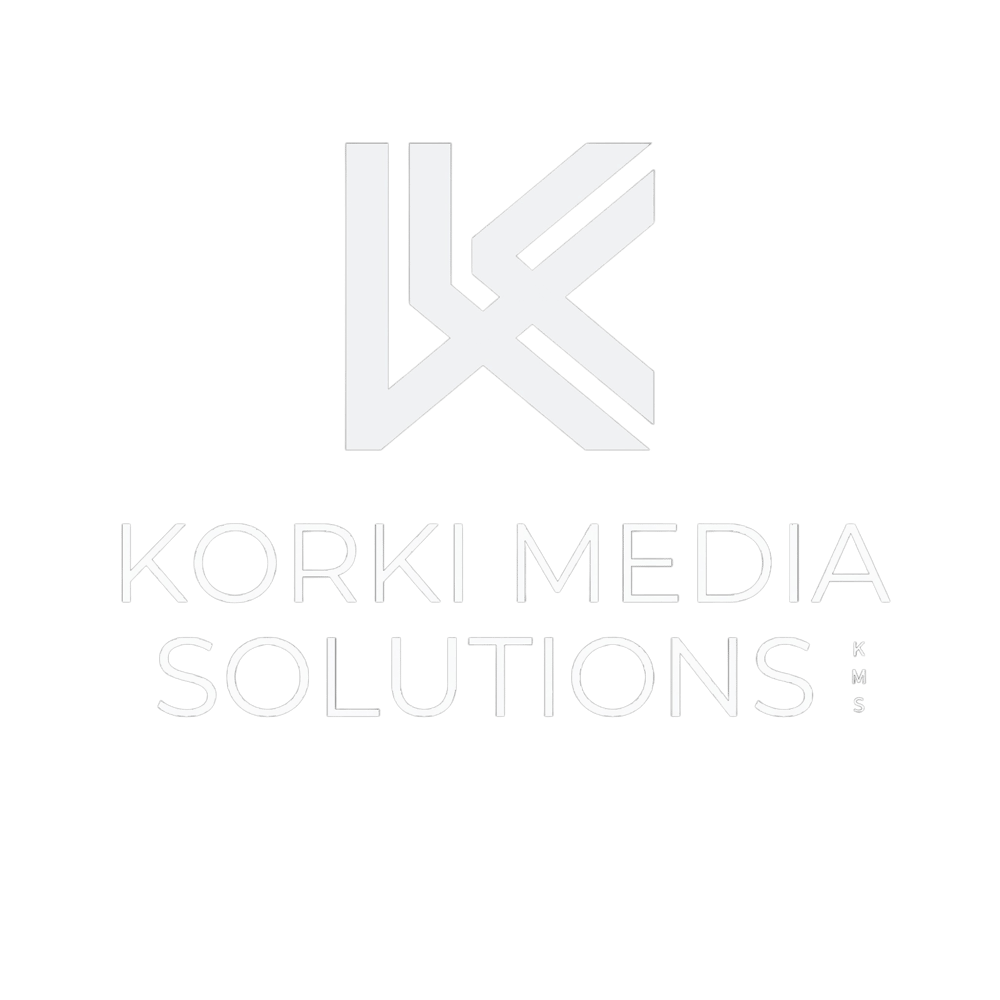 Gelbes "K" Logo von Korki Media Solutions auf dunkelgrünem Hintergrund, darunter der Text "KORKI MEDIA SOLUTIONS". In Schweinfurt. 
