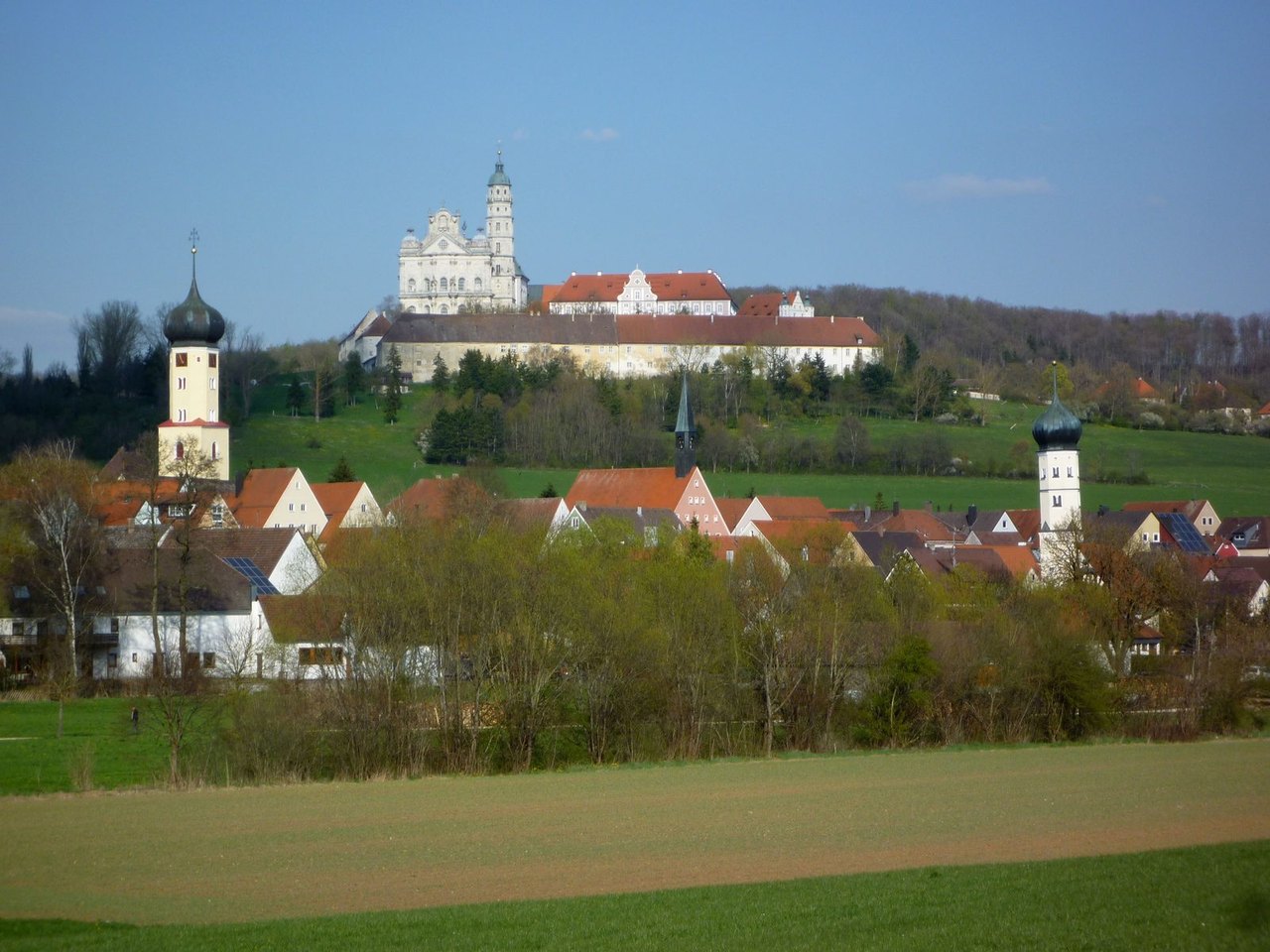 Die Abtei Neresheim auf dem Ulrichsberg über der Stadt