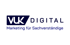 VUK DIGITAL Marketing für Sachverständige Logo in Dunkelblau auf dunkelgrünem Hintergrund.