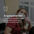 Angstpatienten: Eine Zahnmedizinische Fachangestellte mit Mundschutz, die einen Daumen hoch zeigt. Einfach anklicken, um mehr zu erfahren. 