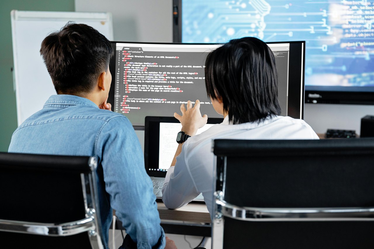 Zwei Teilnehmende arbeiten gemeinsam am Rechner