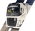 Weißer Volvo LKW mit schwarzem Kühlergrill und der Aufschrift "SPEDITION K&F" auf der Seite.