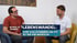Ein lächelnder Mann und eine Frau sitzen sich gegenüber; Text: VON ÄRZT*INNEN NICHT VERSTANDEN...