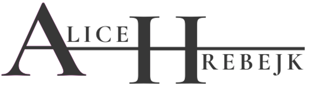 Monogramm "AH" mit den Wörtern "ALICE" über dem Querbalken des "A" und "REBEJK" über dem Querbalken des "H".