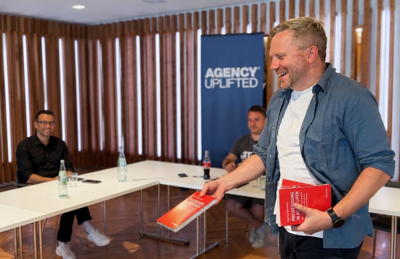 Markus Hartmann verteilt sein Buch im Seminar