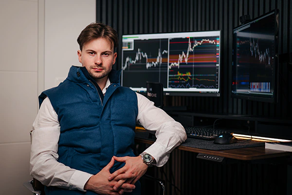 Mitarbeiter vor Monitoren mit Börsencharts
