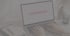 Hände an einer Laptop-Tastatur mit dem Schriftzug Schnittstelle auf dem Bildschirm.