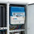 Ein blau-weißes PPC LTE Smart Meter Gateway ist in einem Schaltschrank mit verkabelten Anschlüssen montiert.