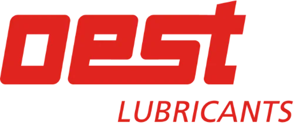 Rotes OEST-Logo mit dem Wort LUBRICANTS darunter auf einem dunkelgrünen Hintergrund.