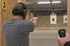Symbolbild: Proband schießt mit der Kurzwaffe auf eine Ringscheibe am Schießstand