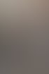 Ein Mann in Arbeitskleidung von fliesen-monet.de präsentiert großformatige Wandfliesen in einer Ausstellung.