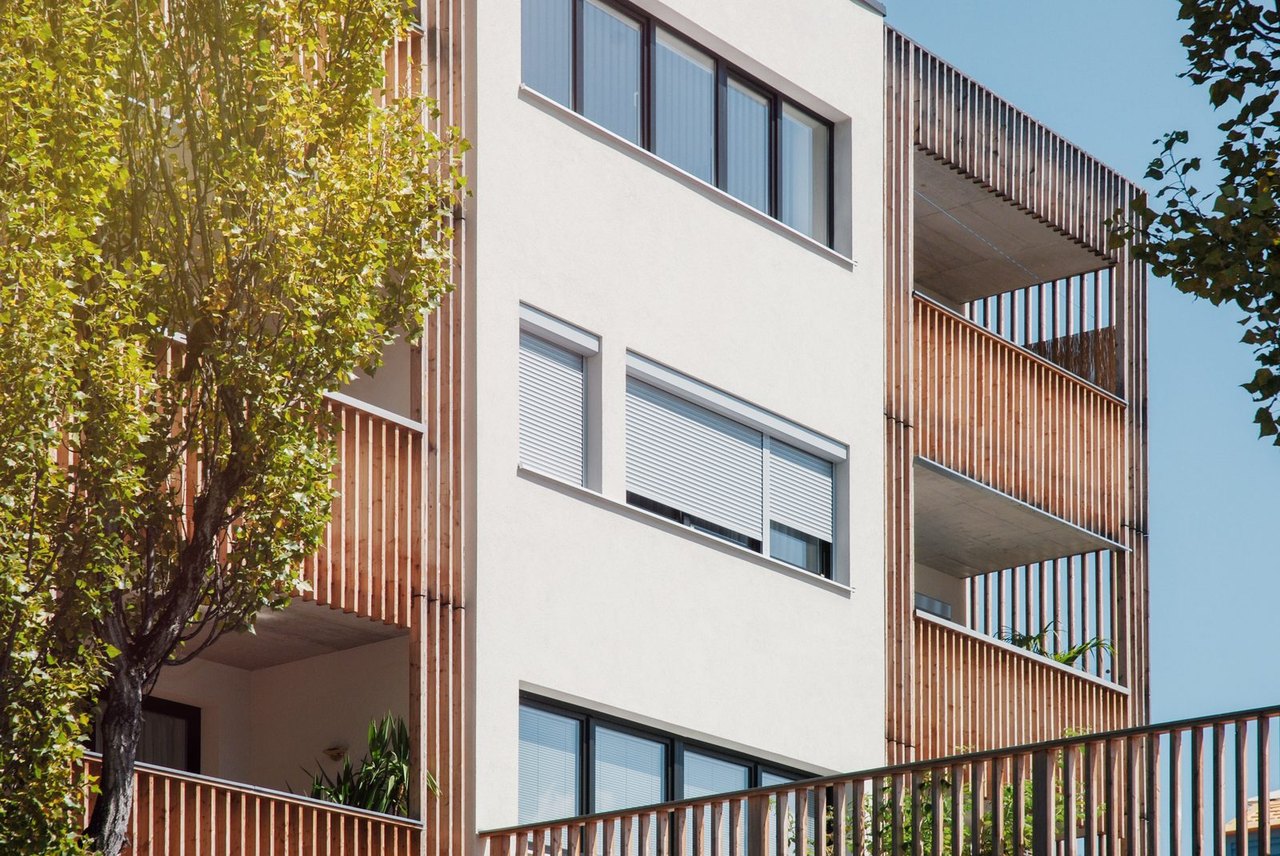 Vorbaurollladen an Fensterfront