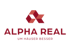 Logo von Alpha Real mit rotem geometrischem Symbol und dem Slogan „Um Häuser besser“ auf schwarzem Hintergrund.