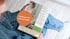Eine Person liest ein Magazin mit dem Titel „Guide für Mütter“ und der Aufschrift „Guide als PDF herunterladen“.
