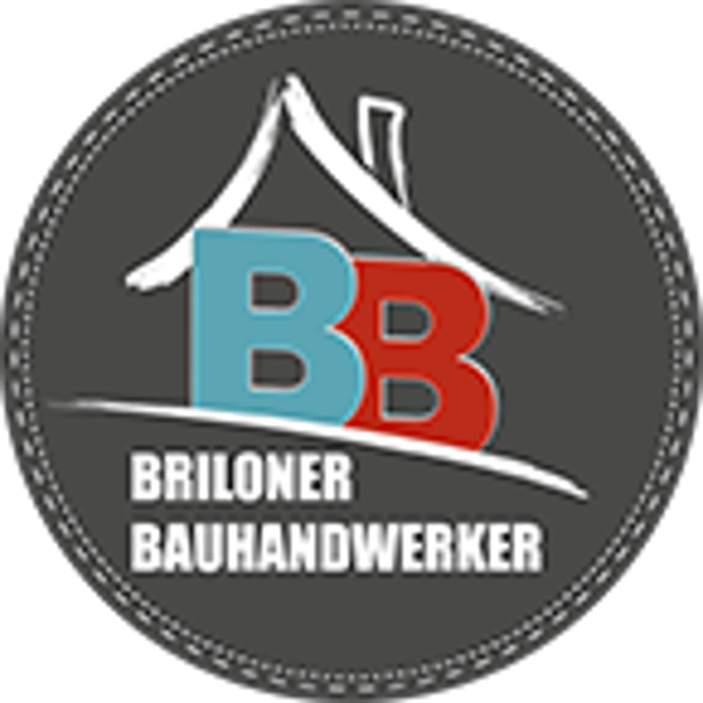 Briloner Bauhandwerker-Logo: Dachsilhouette über blauen "B" und rotem "B", darunter Text "Briloner Bauhandwerker".