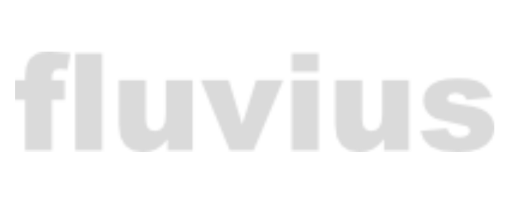 Rotes „fluvius“-Logo auf grünem Hintergrund.