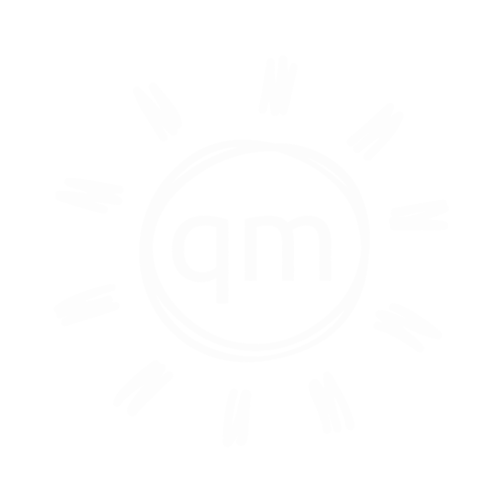 Weißer Kreis mit den Buchstaben "qm" und stilisierten Sonnenstrahlen auf dunkelgrünem Hintergrund.