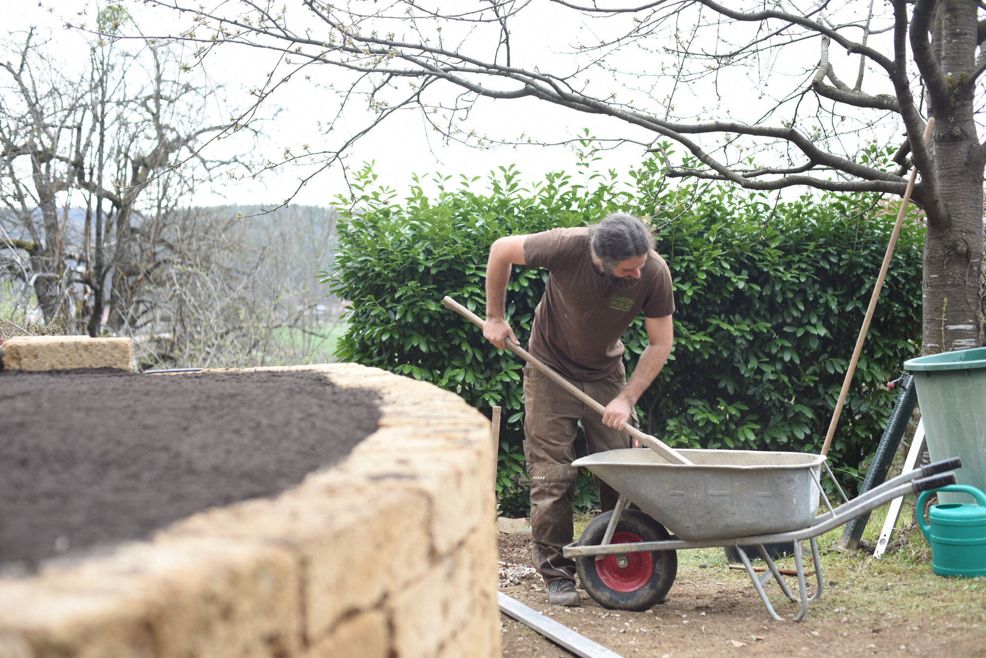 Garten Pfleger bei der Arbeit