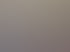 Ein modern eingerichtetes Wohnzimmer mit einem Kamin, der in eine weiße Raumtrennwand integriert ist.