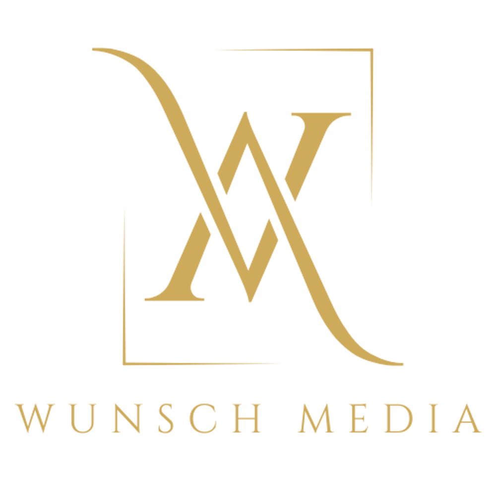 Goldenes "Wunsch Media" Logo auf dunkelgrünem Hintergrund.