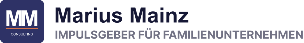 Marius Mainz Impulsgeber für Familienunternehmen Logo auf dunkelgrünem Hintergrund.