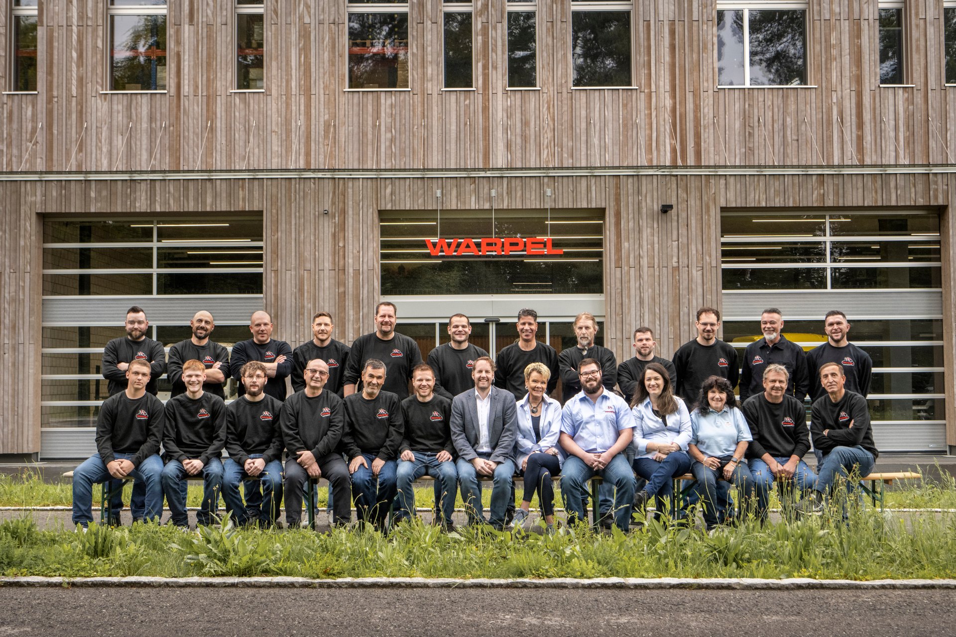 Team der Warpel AG vor der Werkstatt