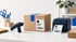Illustration eines Versandarbeitsplatzes mit Paket, Scanner und Etikettendrucker