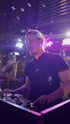 DJ LIberate bedient Mischpult vor einem Hintergrun mit profesioneller Licht-Technik in Heidelberg