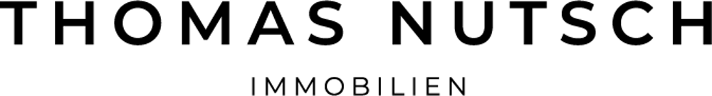 Schwarze Schrift "THOMAS NUTSCH IMMOBILIEN" auf grünem Hintergrund.