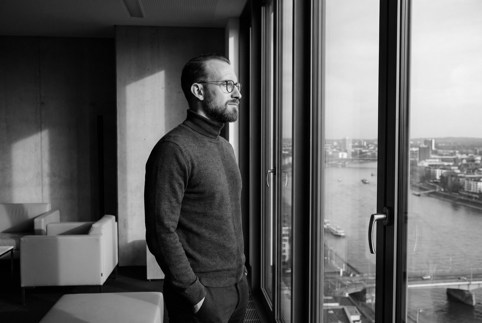 Erik Rulands am Bürofenster