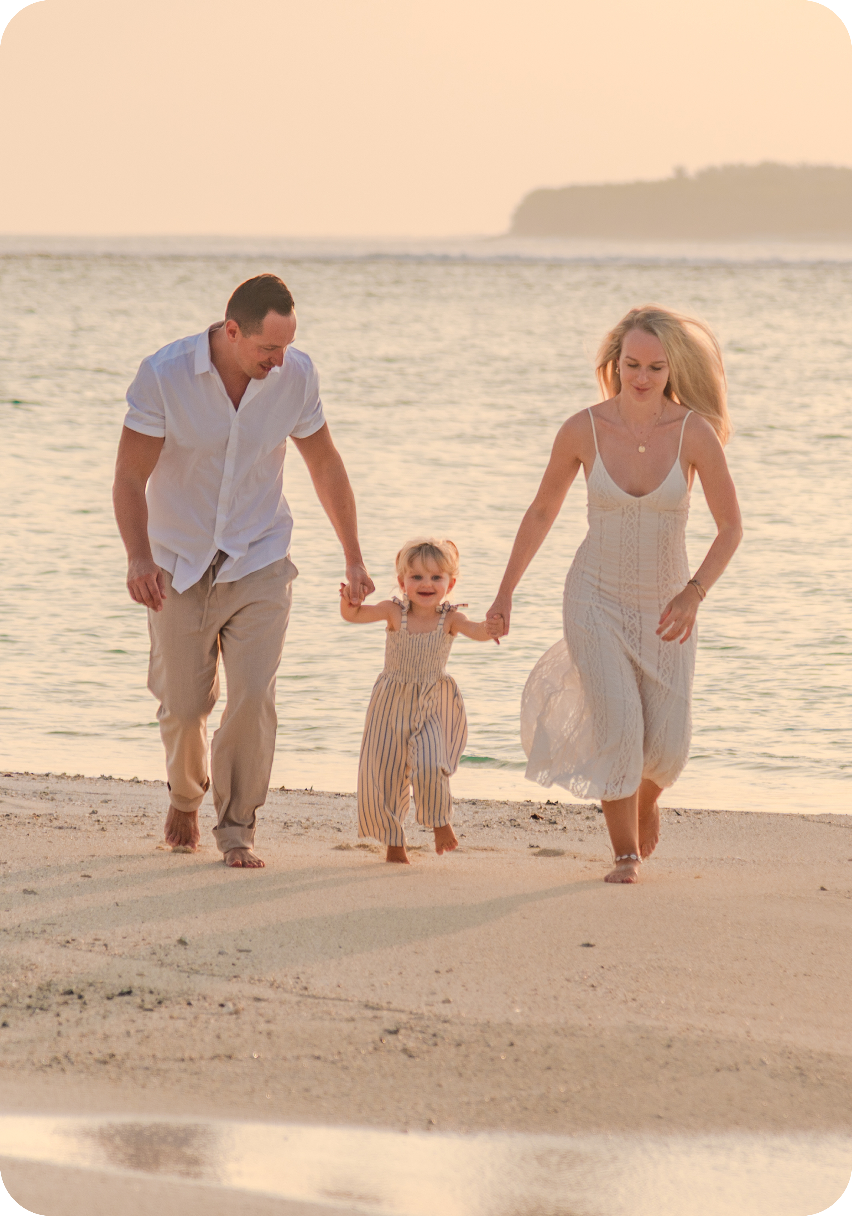 Laura Teresa mit ihrer Familie am Strand