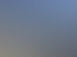 Reihenhäuser mit Garagen, Balkonen und Solarmodulen auf den Dächern unter blauem Himmel.