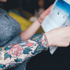 Social Media Symbole (Instagram, TikTok, Facebook) auf modernem dunklen Hintergrund mit dem Titel: 'Social Media Marketing 2024 – Trends & Strategien für Tattoo Studios