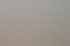 Leeres Zimmer mit Holzboden, weißen Wänden, Einbaustrahlern und einer Glastür, die zu einem Balkon führt.