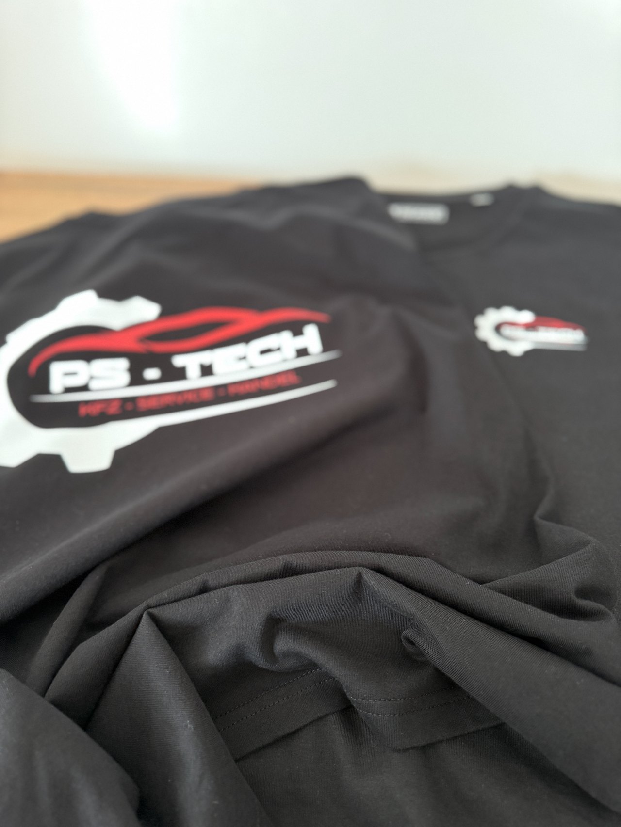 Schwarze T-Shirts mit PS-TECH Logo, Auto-Umriss und Zahnrad