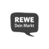 Graue Sprechblase mit weißem Text "REWE Dein Markt".