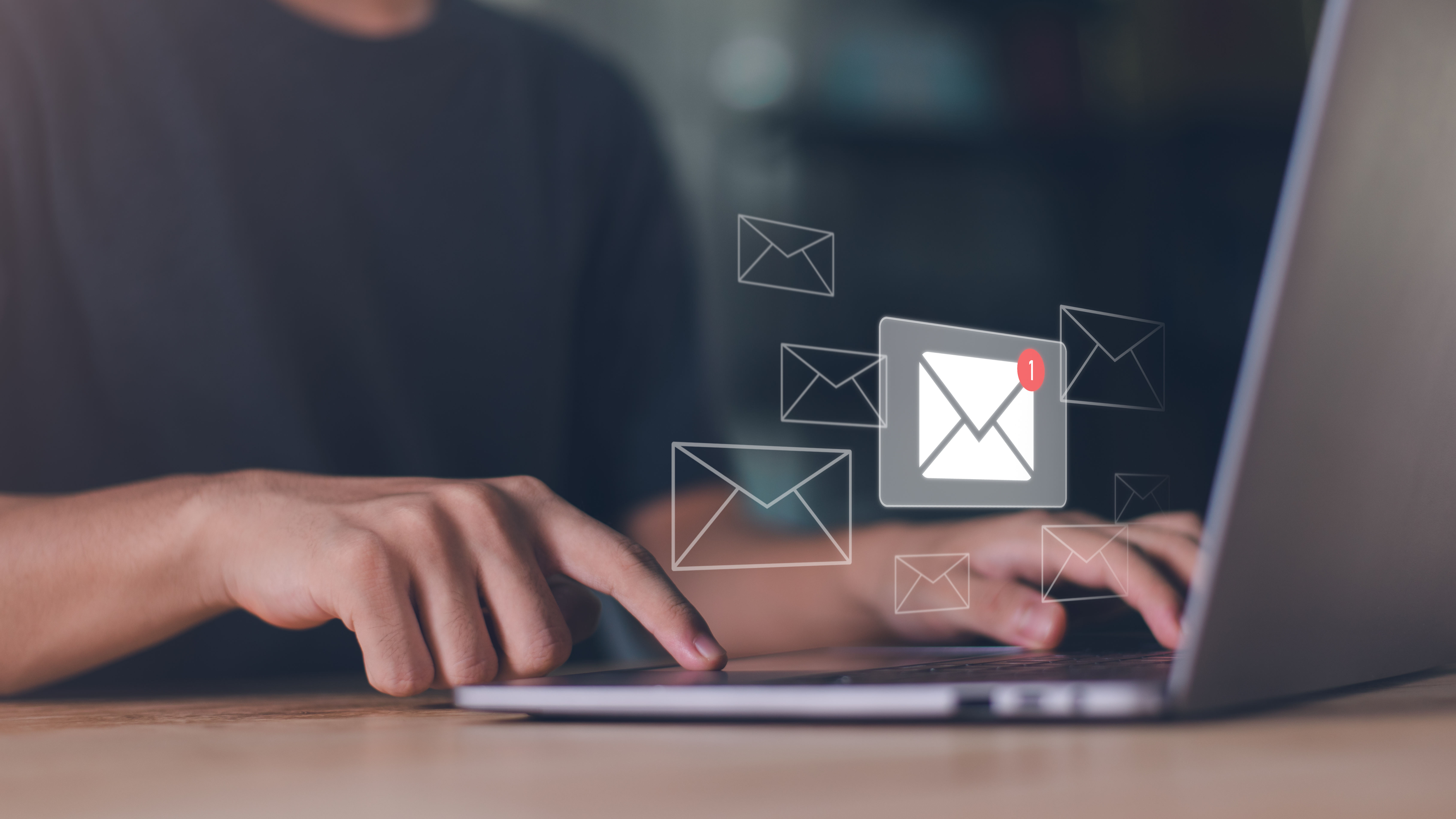 E-Mail & WhatsApp