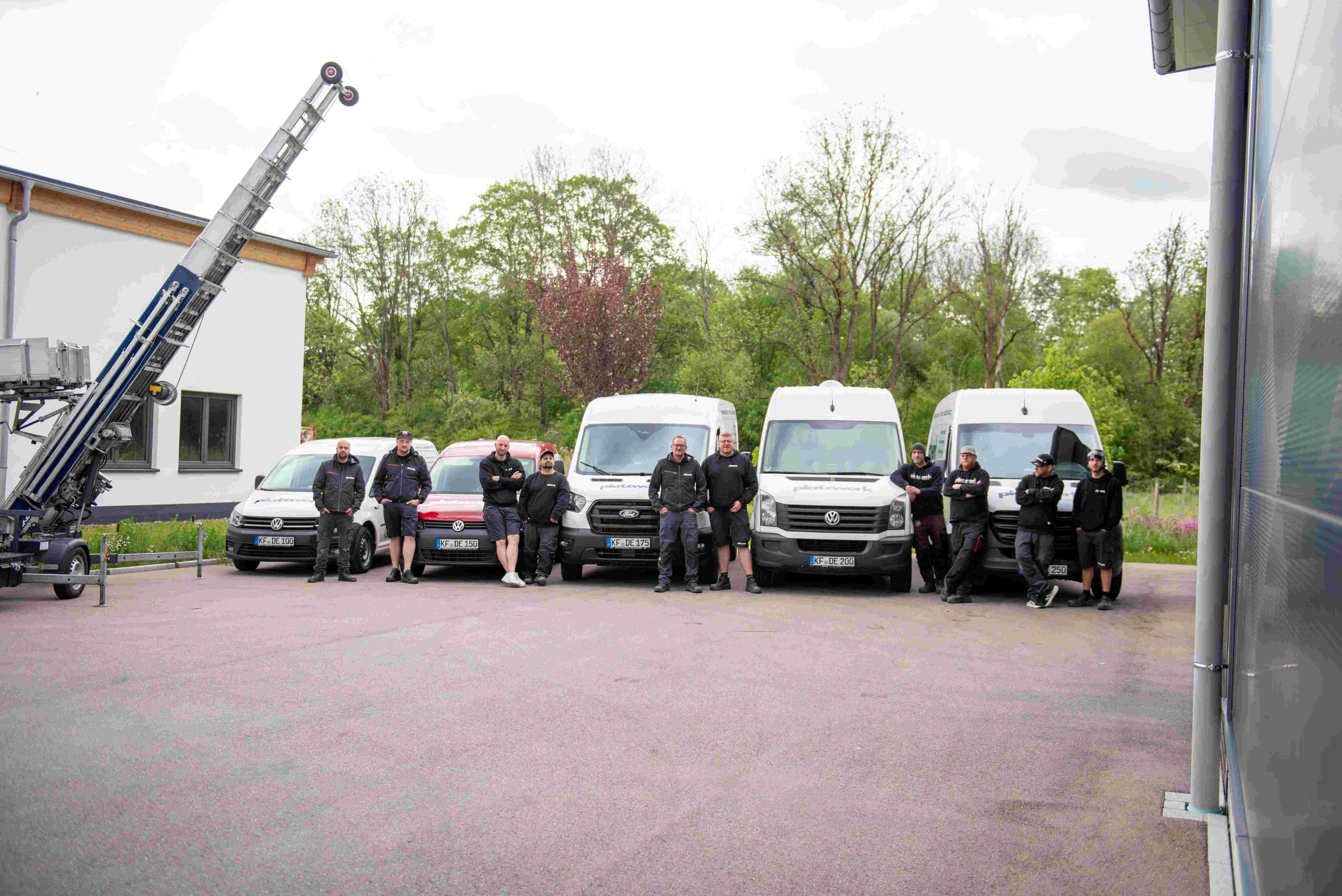 Team von Platzwerk Allgäu vor Fahrzeugen für Entrümpelung und Haushaltsauflösung im Allgäu