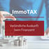 Eine Person hält einen Stift über ein Modellhaus, mit den Texten "ImmoTAX" und "Stiftung gründen".