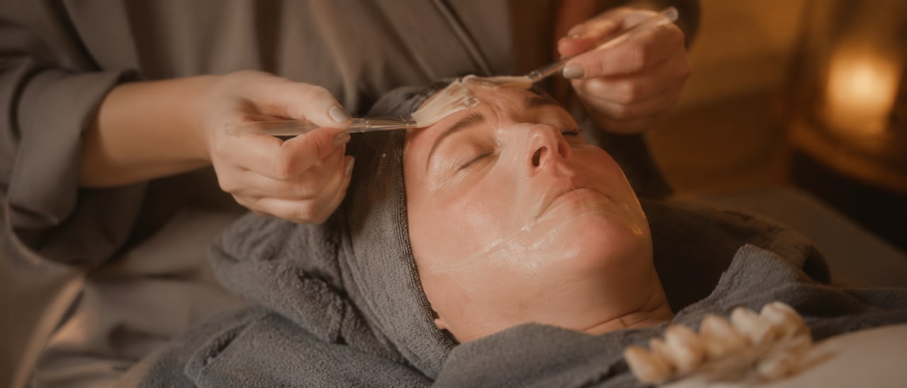 Auftragen eines Pflegeprodukts auf die Haut nach dem BB Glow Facial im SWON Studio in Pforzheim