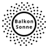 Schwarze Schrift "Balkon Sonne" in einem Kreis, umgeben von einem Kranz aus schwarzen Punkten auf grünem Hintergrund.