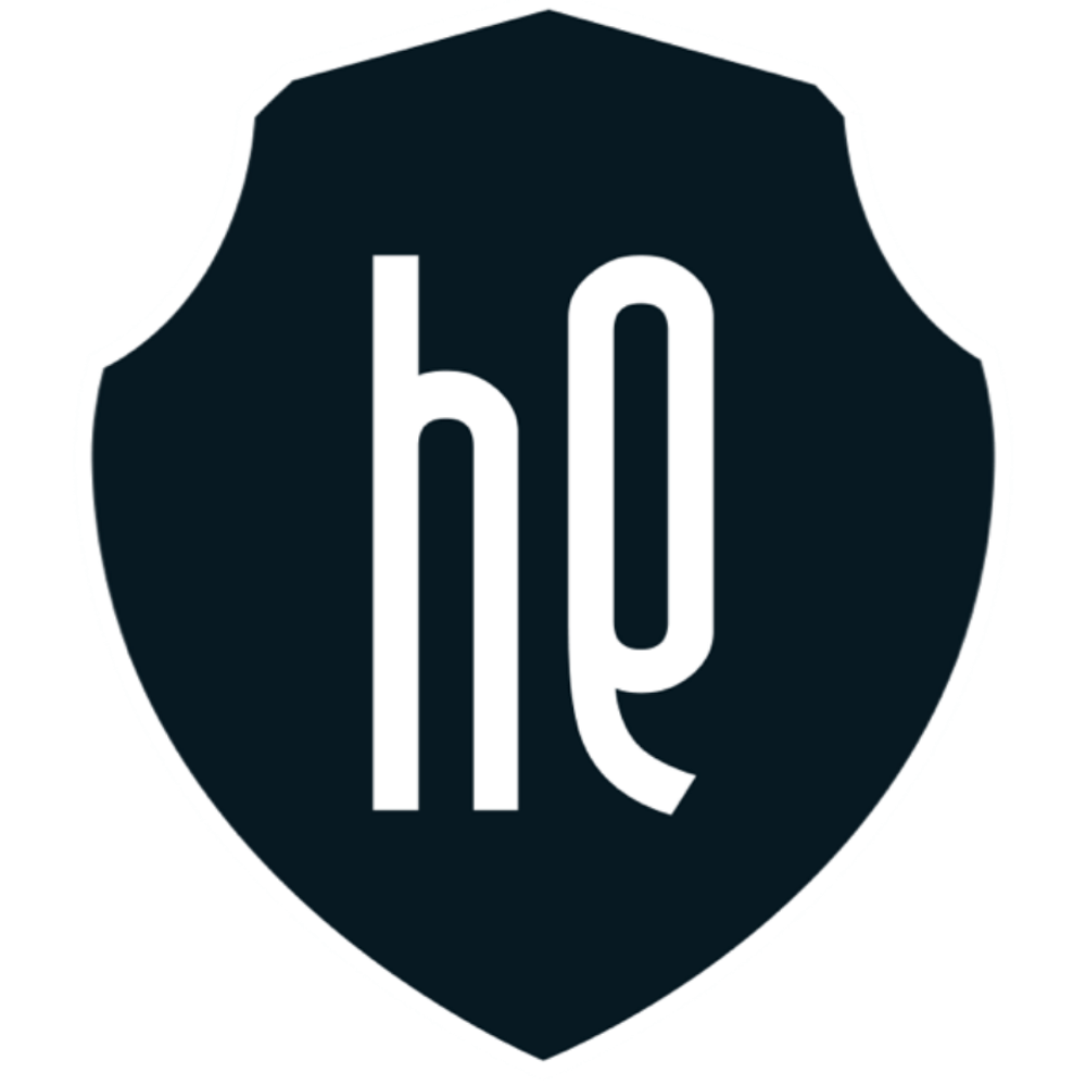 Dunkelblaues Wappen mit weißem, stilisiertem "he"-Logo in Kleinbuchstaben.