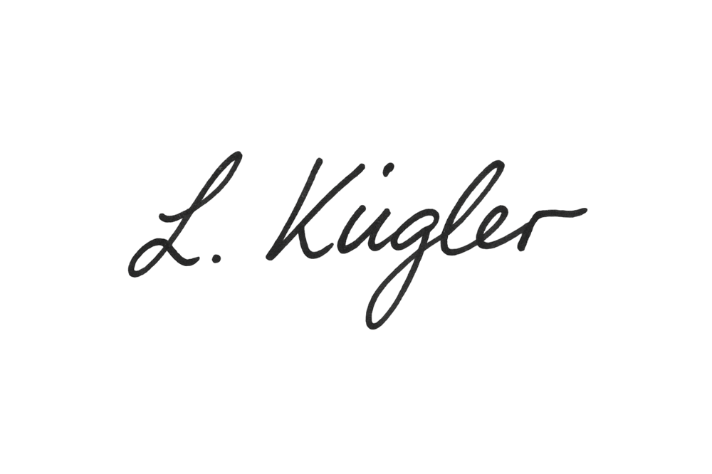Schwarze geschwungene Schrift auf dunkelgrünem Hintergrund: "L. Kügler"