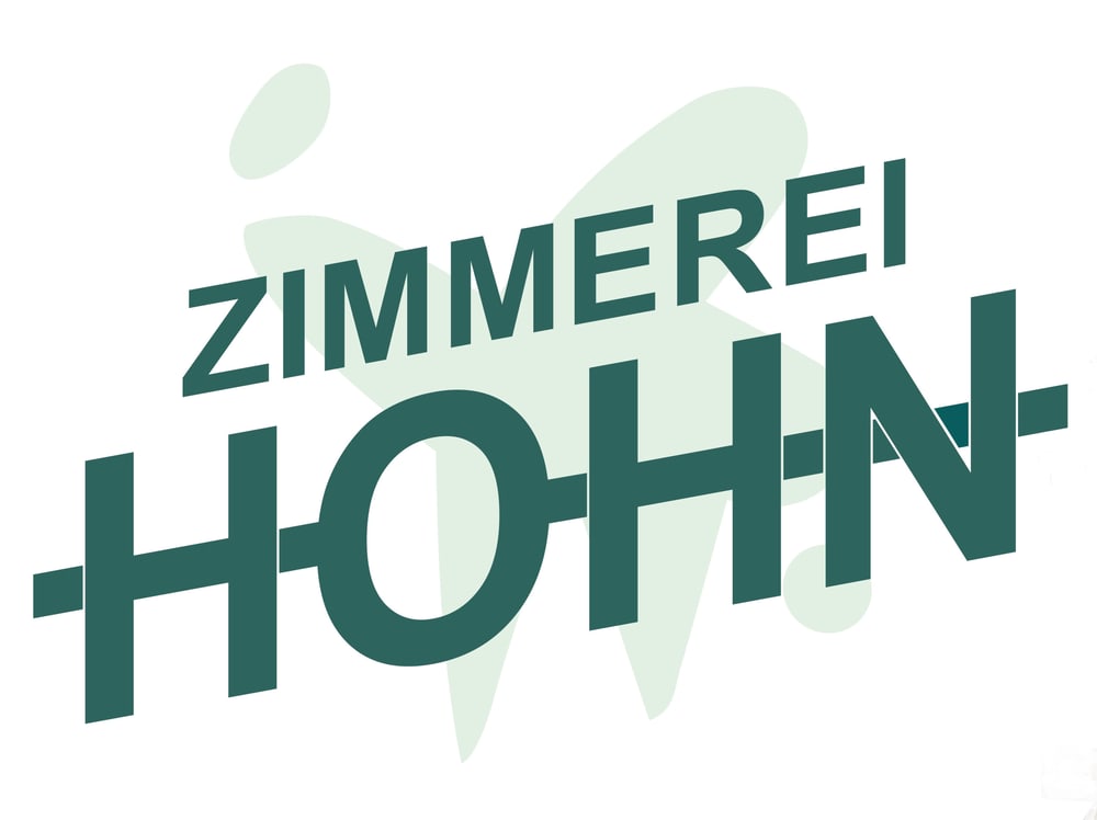 Zimmerei HOHN Logo, dunkelgrüner Text auf weißem Hintergrund mit hellgrüner abstrakter Form.