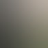 Eine gestreifte Terrassenüberdachung schützt eine Terrasse mit Möbeln und einer Person vor leichtem Regen.