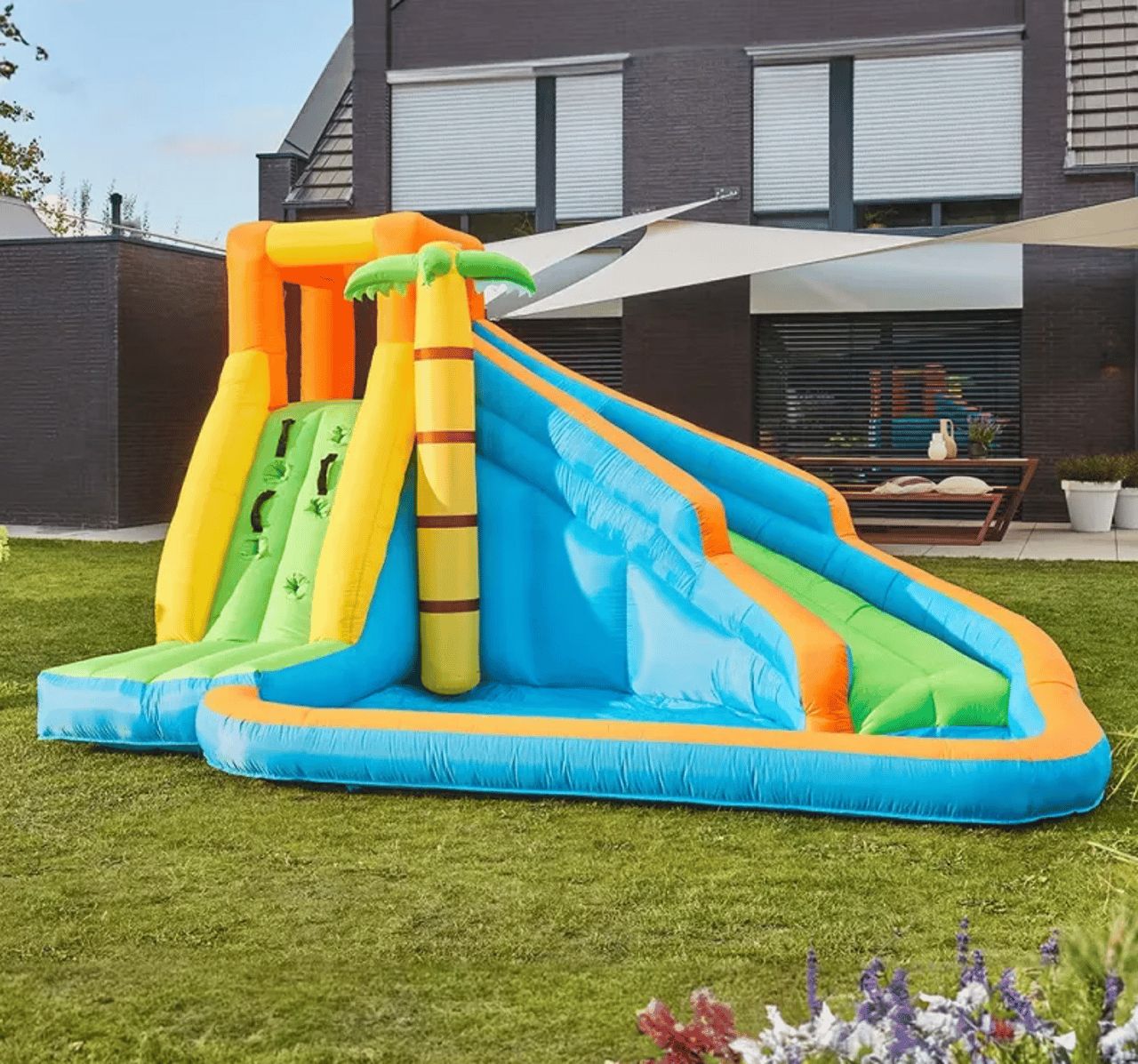 Kleine Hüpfburg mit Wasserrutsche