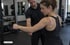 AI Generated: Eine Frau macht im Fitnessstudio Übungen, um ihre Fitness zu verbessern und ihre Kraft zu steigern. 